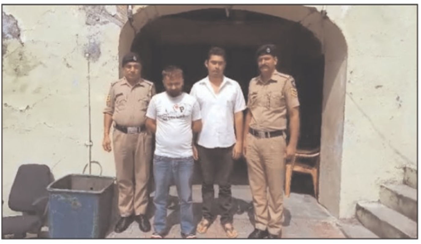 Two persons of the vehicle theft gang which became a headache for the district police have been caught by the police.